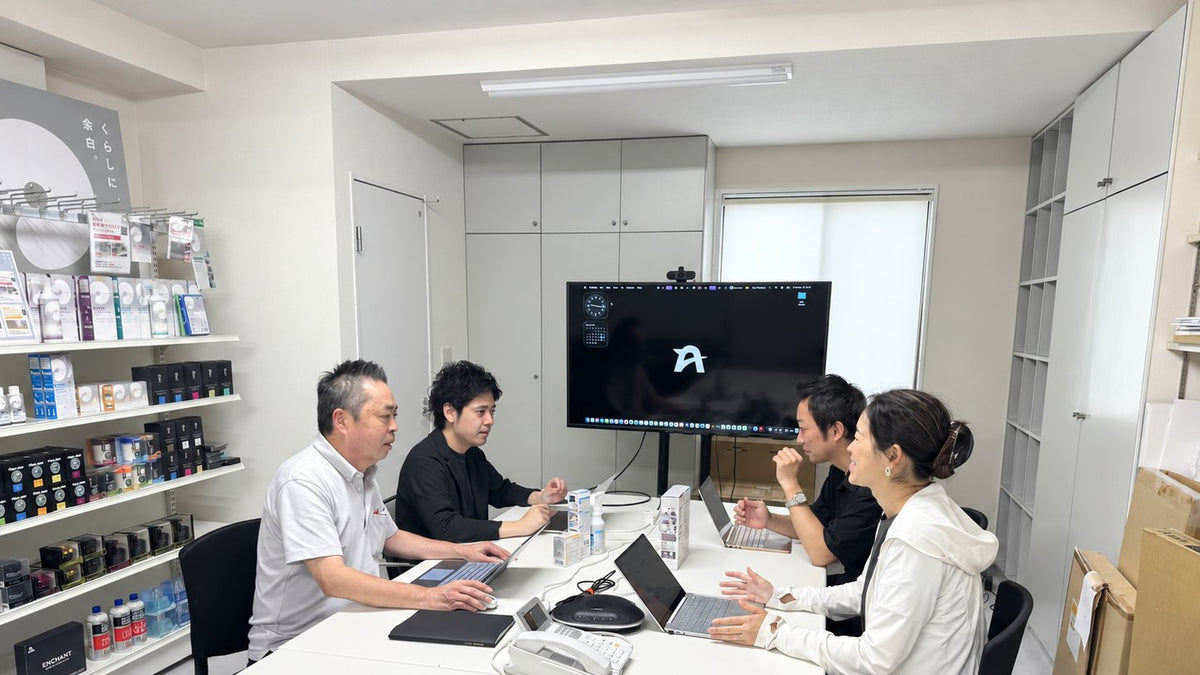 アウグ株式会社の打ち合わせ風景。商品サンプルを前に商品企画を話し合うアウグの社員