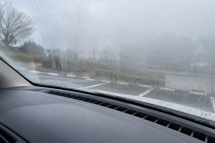 車のフロントガラスが曇る原因と対処法｜デフロスター・A/C・内気／外気の使い分け