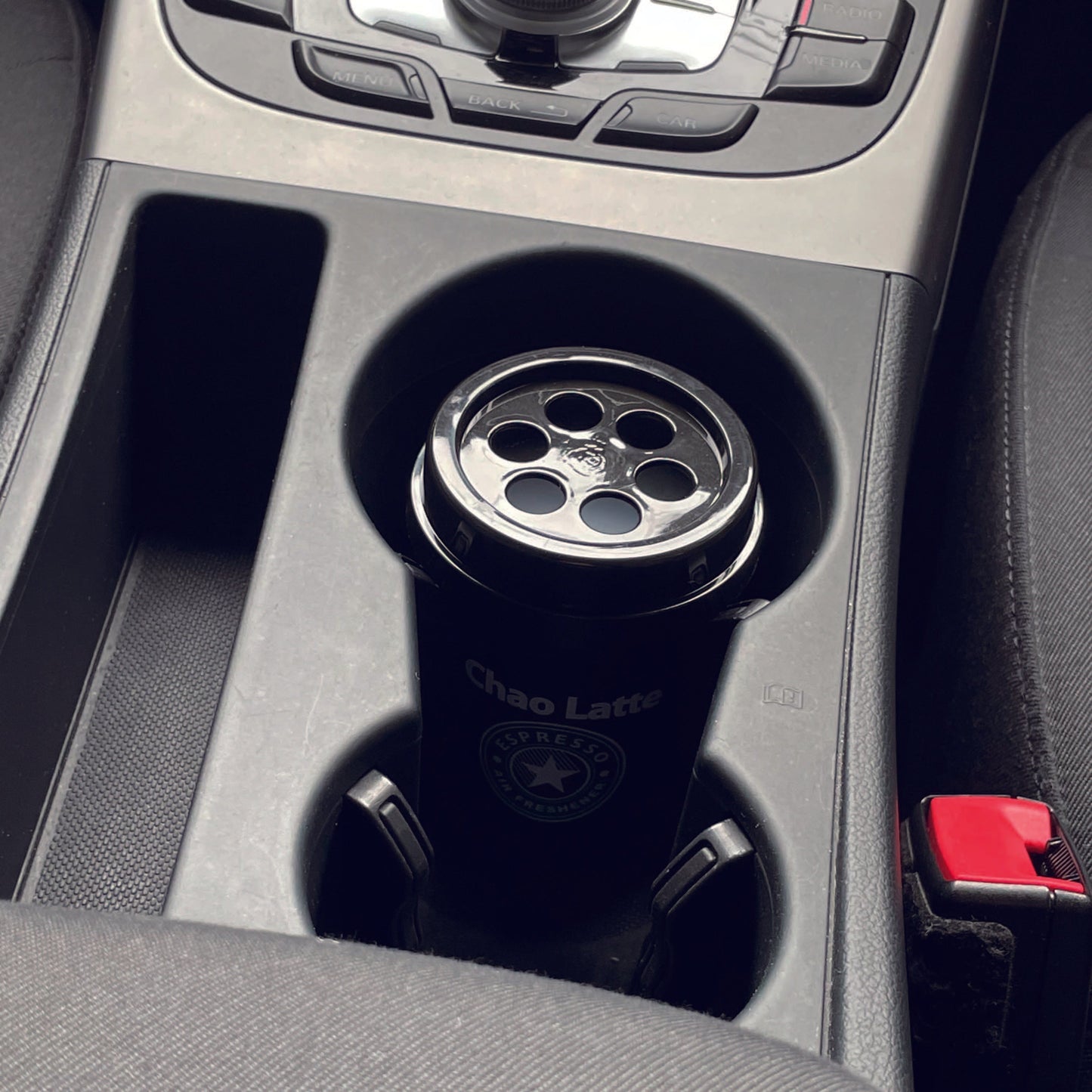 使用イメージ写真。車のセンターコンソールのドリンクホルダーに本体を置いた状態