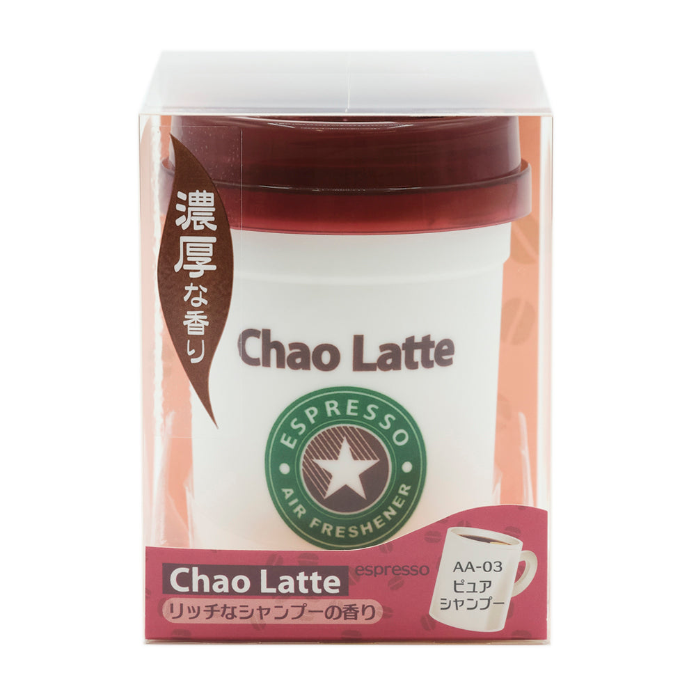 カフェのカップ型の本体が窓から見える化粧箱の正面。白いカップにえんじ色のフタ。Chao Latte と ESPRESSO AIR FRESHENER の星のロゴ、「濃厚な香り」のリボン。ピンクの台紙に Chao Latte espresso「リッチなシャンプーの香り」と、AA-03 ピュアシャンプー のラベル