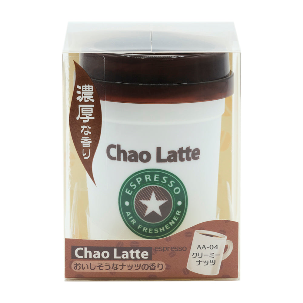 カフェのカップ型の本体が窓から見える化粧箱の正面。白いカップに濃い茶色のフタ。Chao Latte と ESPRESSO AIR FRESHENER の星のロゴ、「濃厚な香り」のリボン。ベージュの台紙に Chao Latte espresso「おいしそうなナッツの香り」と、AA-04 クリーミーナッツ のラベル
