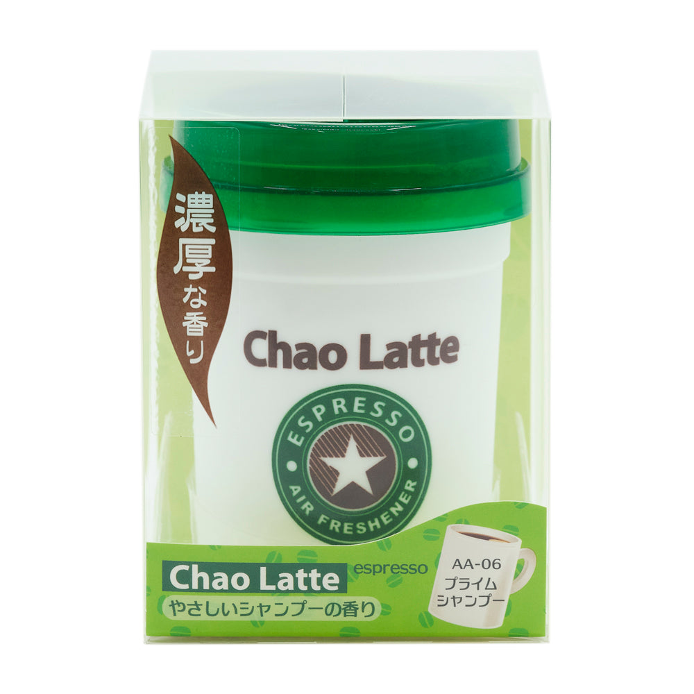 カフェのカップ型の本体が窓から見える化粧箱の正面。白いカップに緑のフタ。Chao Latte と ESPRESSO AIR FRESHENER の星のロゴ、「濃厚な香り」のリボン。黄緑の台紙に Chao Latte espresso「やさしいシャンプーの香り」と、AA-06 プライムシャンプー のラベル