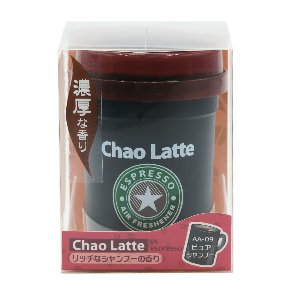 カフェのカップ型の本体が窓から見える化粧箱の正面。黒いカップにえんじ色のフタ。Chao Latte と ESPRESSO AIR FRESHENER の星のロゴ、「濃厚な香り」のリボン。赤の台紙に Chao Latte BK espresso「リッチなシャンプーの香り」と、AA-09 ピュアシャンプー のラベル