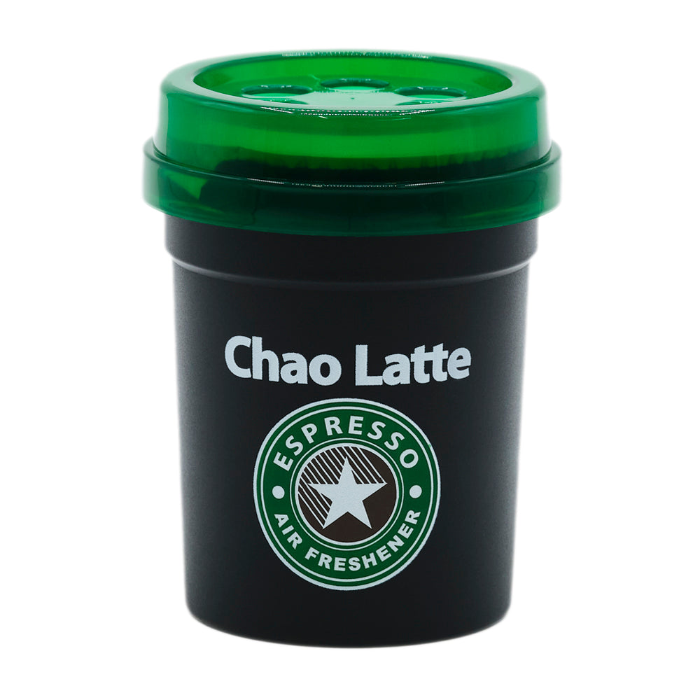 本体の写真。黒いカップ形の容器に緑のフタ。Chao Latte と ESPRESSO AIR FRESHENER の星のロゴ