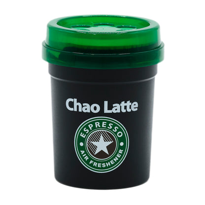 本体の写真。黒いカップ形の容器に緑のフタ。Chao Latte と ESPRESSO AIR FRESHENER の星のロゴ