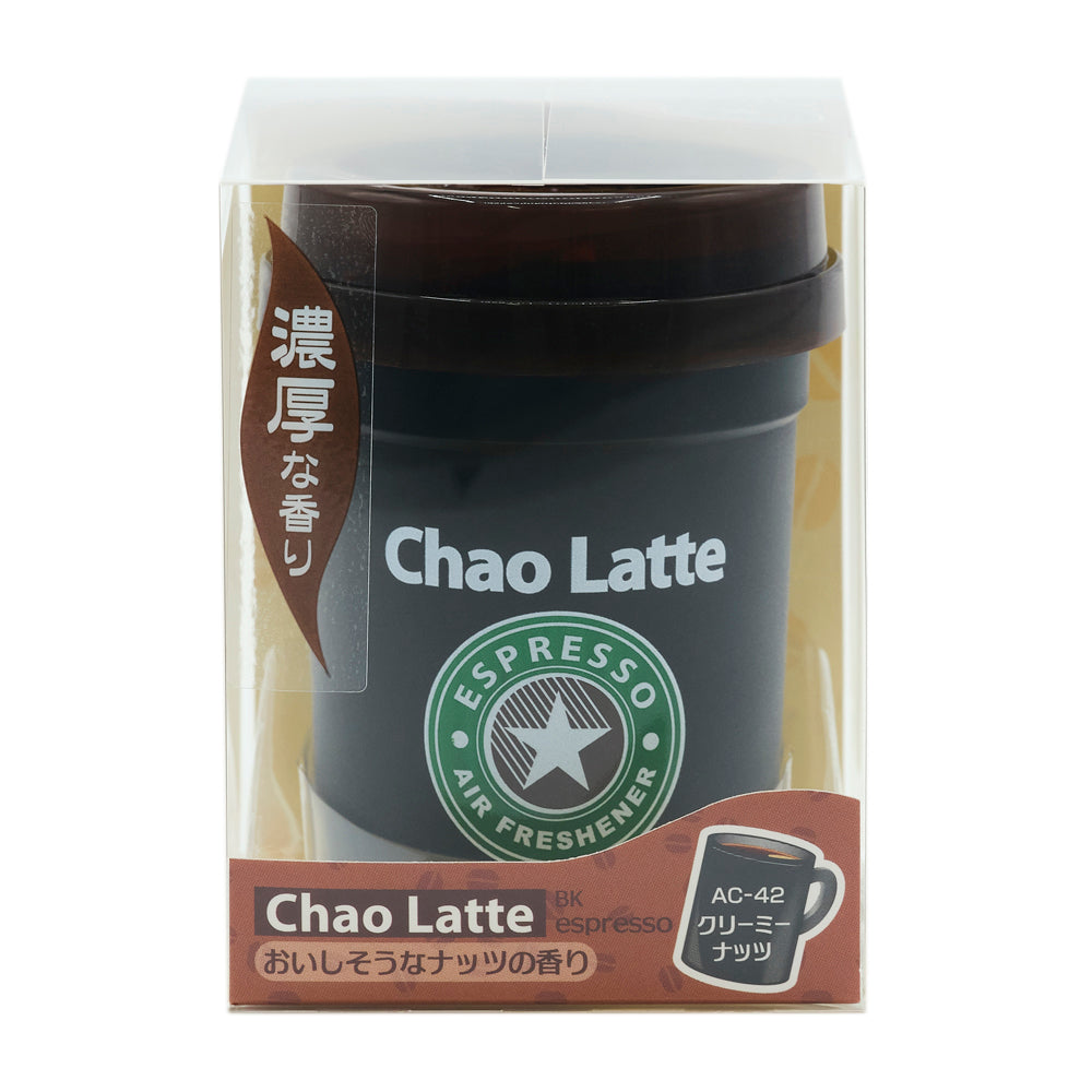 カフェのカップ型の本体が窓から見える化粧箱の正面。黒いカップに黒のフタ。Chao Latte と ESPRESSO AIR FRESHENER の星のロゴ、「濃厚な香り」のリボン。ベージュの台紙に Chao Latte BK espresso「おいしそうなナッツの香り」と、AC-42 クリーミーナッツ のラベル