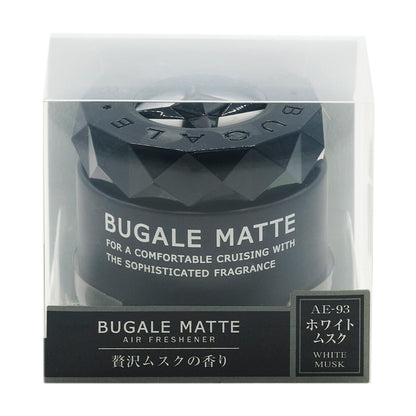 透明ケースに入った黒い容器の化粧箱の正面。BUGALE MATTE、FOR A COMFORTABLE CRUISING WITH THE SOPHISTICATED FRAGRANCE の表示。下の帯に BUGALE MATTE AIR FRESHENER「贅沢ムスクの香り」と、AE-93 ホワイトムスク WHITE MUSK のラベル
