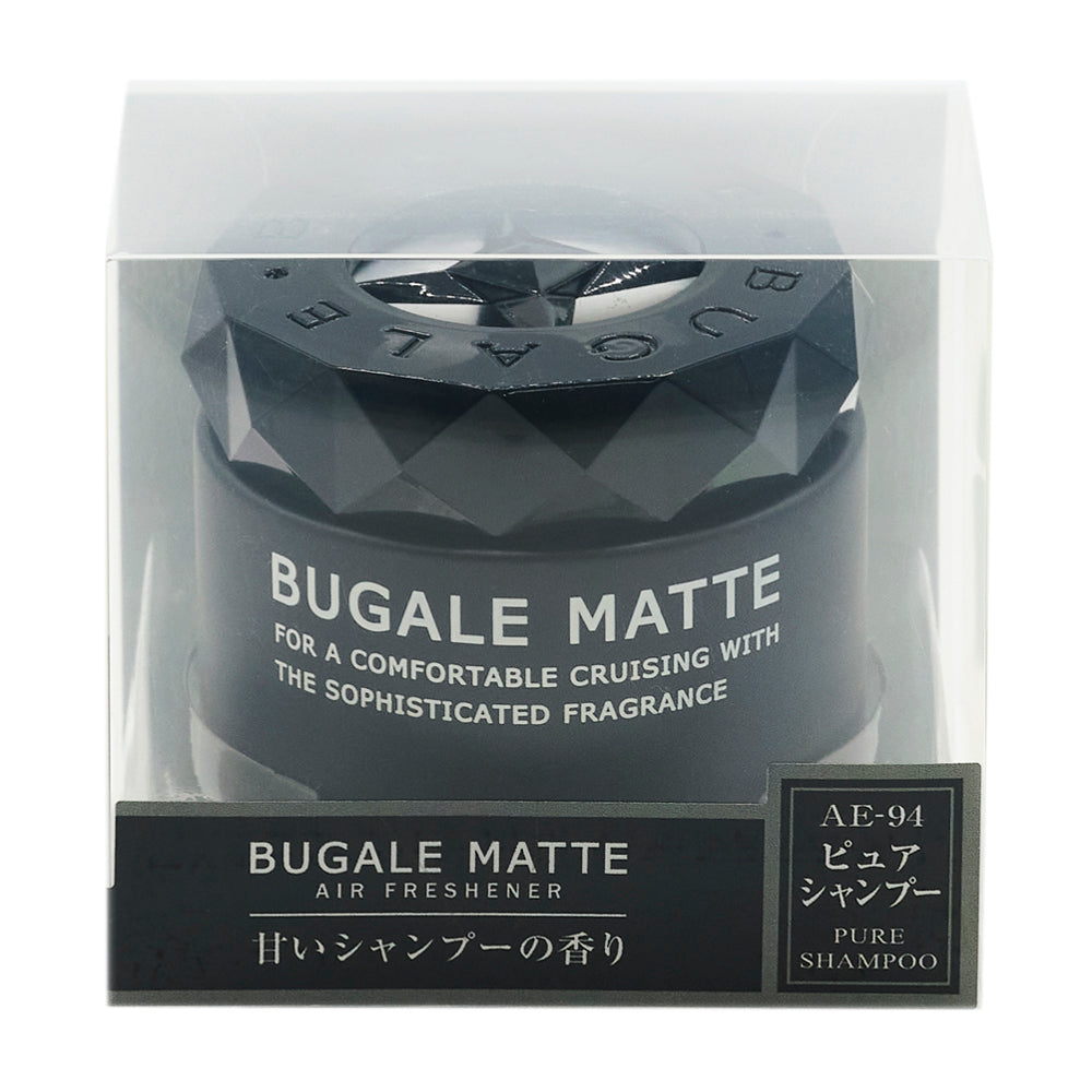 透明ケースに入った黒い容器の化粧箱の正面。BUGALE MATTE、FOR A COMFORTABLE CRUISING WITH THE SOPHISTICATED FRAGRANCE の表示。下の帯に BUGALE MATTE AIR FRESHENER「甘いシャンプーの香り」と、AE-94 ピュアシャンプー PURE SHAMPOO のラベル
