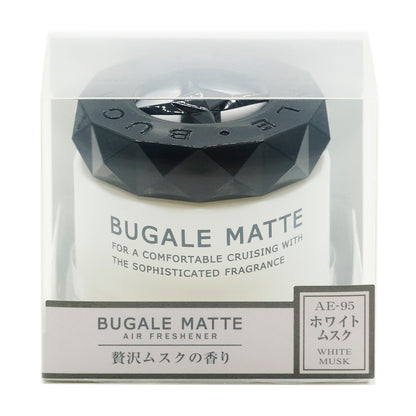 透明ケースに入った白い容器の化粧箱の正面。BUGALE MATTE、FOR A COMFORTABLE CRUISING WITH THE SOPHISTICATED FRAGRANCE の表示。下の帯に BUGALE MATTE AIR FRESHENER「贅沢ムスクの香り」と、AE-95 ホワイトムスク WHITE MUSK のラベル