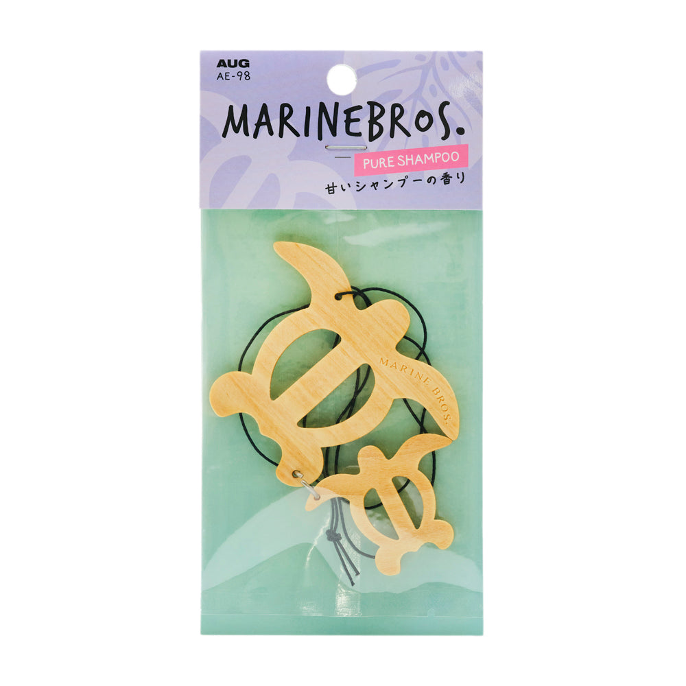 パッケージ正面。上が紫の帯で AUG、品番AE-98、MARINEBROS.、PURE SHAMPOO、甘いシャンプーの香りと書かれている。下の透明窓から、木でできたウミガメ2匹（大小）と黒いひもの吊り下げ本体が見える。