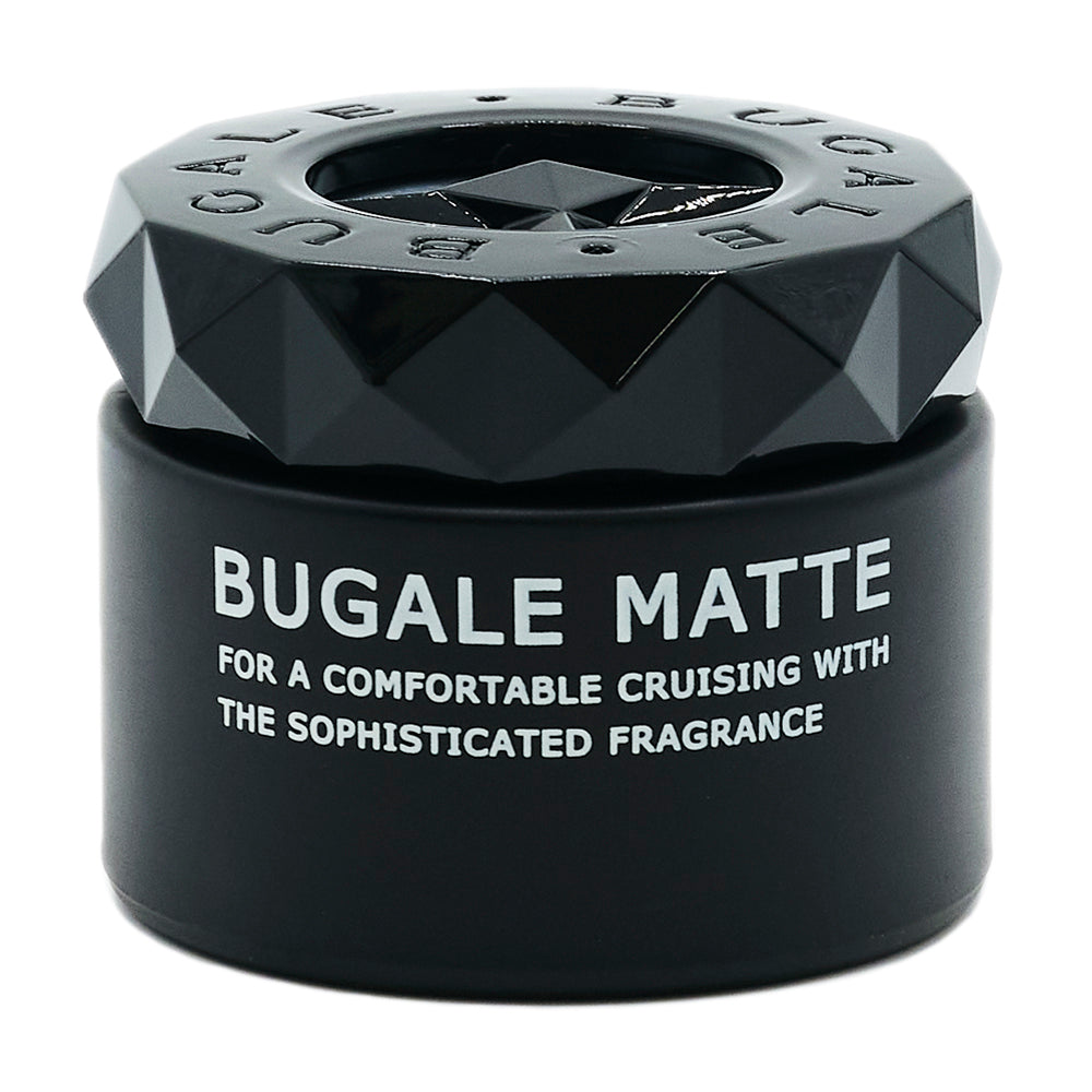 本体の写真。マットな黒い円形の容器に、BUGALE の刻印が入った黒いダイヤカット状のフタ。BUGALE MATTE、FOR A COMFORTABLE CRUISING WITH THE SOPHISTICATED FRAGRANCE の表示