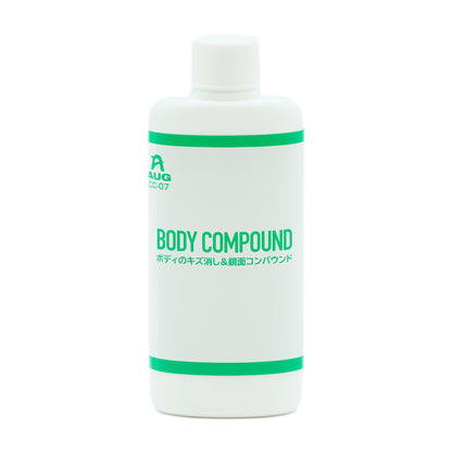 白いボトルの正面。緑の帯にAUGマークと品番CC-07、BODY COMPOUND、ボディのキズ消し＆鏡面コンパウンドと書かれている。