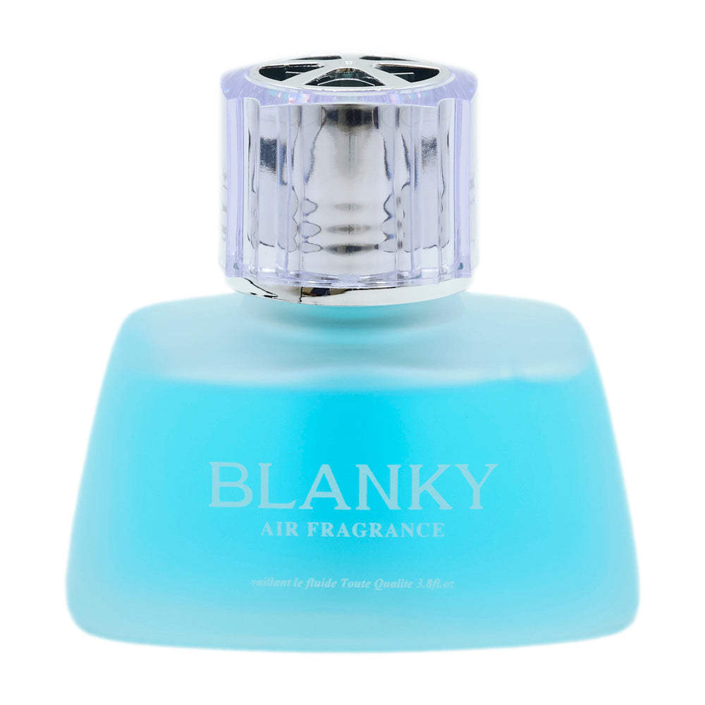 本体の写真。水色の液体が入った台形のガラス瓶に、銀色の透かし模様のキャップ。BLANKY AIR FRAGRANCE、vaillant le fluide Toute Qualite 3.8fl.oz. の表示