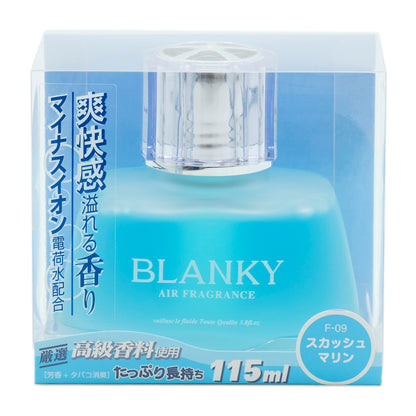透明ケースに入った水色のボトルの化粧箱の正面。BLANKY AIR FRAGRANCE、vaillant le fluide Toute Qualite 3.8fl.oz.。「爽快感溢れる香り」「マイナスイオン電荷水配合」「厳選 高級香料使用」、[芳香＋タバコ消臭] たっぷり長持ち 115ml、F-09 スカッシュマリン の表示