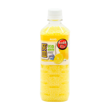 本体正面の写真。ペットボトル型の透明容器に黄色の粒がぎっしり入っている。黄色のラベルに AUG、灰皿 芳香消臭剤、マイナスイオン電荷水、レモンの香り、たっぷり500ml、品番F-95の表示とレモンの写真がある。