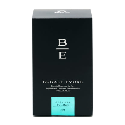 黒い化粧箱の正面。B/Eのモノグラム、BUGALE EVOKE、Essential Fragrance for Cars、Sophisticated, Luxurious, Transformative、180 mL ・ 6.0 fl.oz. の表示。水色のラベルに ホワイト ムスク White Musk と品番FR-11