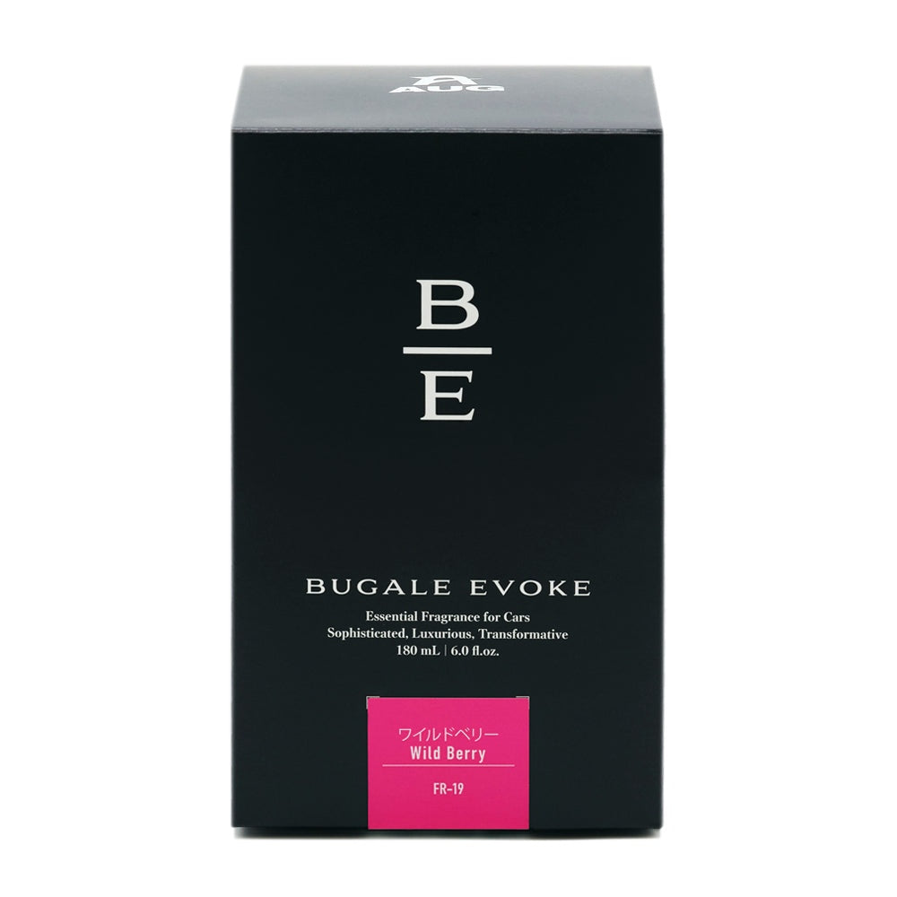 黒い化粧箱の正面。B/Eのモノグラム、BUGALE EVOKE、Essential Fragrance for Cars、Sophisticated, Luxurious, Transformative、180 mL ・ 6.0 fl.oz. の表示。濃いピンクのラベルに ワイルドベリー Wild Berry と品番FR-19