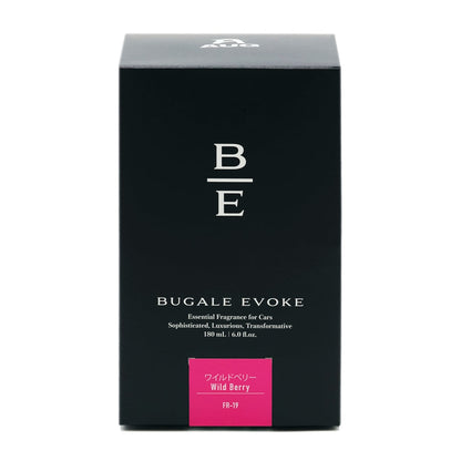 黒い化粧箱の正面。B/Eのモノグラム、BUGALE EVOKE、Essential Fragrance for Cars、Sophisticated, Luxurious, Transformative、180 mL ・ 6.0 fl.oz. の表示。濃いピンクのラベルに ワイルドベリー Wild Berry と品番FR-19