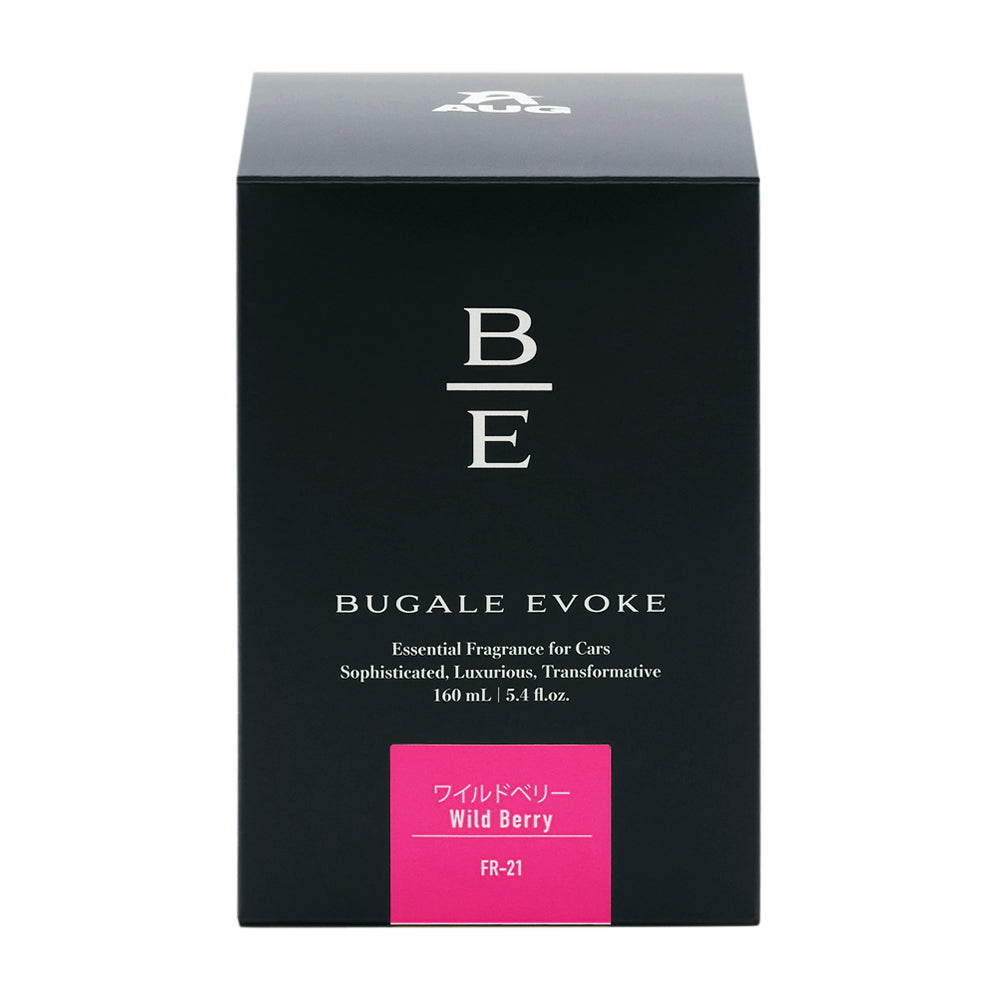 黒い化粧箱の正面。B/Eのモノグラム、BUGALE EVOKE、Essential Fragrance for Cars、Sophisticated, Luxurious, Transformative、160 mL ・ 5.4 fl.oz. の表示。濃いピンクのラベルに ワイルドベリー Wild Berry と品番FR-21
