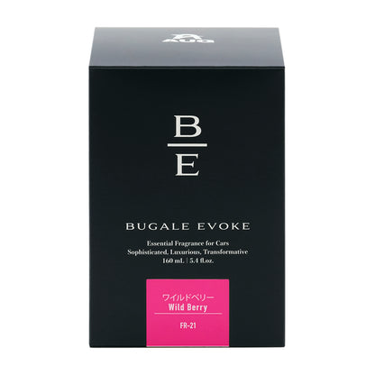 黒い化粧箱の正面。B/Eのモノグラム、BUGALE EVOKE、Essential Fragrance for Cars、Sophisticated, Luxurious, Transformative、160 mL ・ 5.4 fl.oz. の表示。濃いピンクのラベルに ワイルドベリー Wild Berry と品番FR-21
