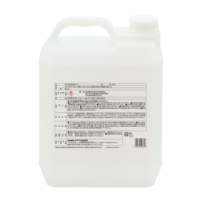 容器裏面の表示ラベル。名称は鉄粉除去剤 4L、液性は中性、成分はチオグリコール酸アンモニウム・界面活性剤・有機酸・香料・水、内容量4L、用途は自動車のボディ・ホイールなどに付着した鉄粉の除去。使用方法は、スプレー容器に適量を移し、砂や泥を水でよく洗い流してから塗布面より10〜20cm離して均一にスプレーし、ムラが出ないようスポンジ等で軽く塗り広げ、鉄粉と反応して変色してきたら3〜5分後に水でよく洗い流す、と書かれている。