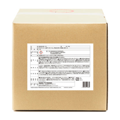 箱裏面の表示ラベル。名称は鉄粉除去剤 18L、液性は中性、成分はチオグリコール酸アンモニウム・界面活性剤・有機酸・香料・水、内容量18L、用途は自動車のボディ・ホイールなどに付着した鉄粉の除去。使用方法は、スプレー容器に適量を移し、砂や泥を水でよく洗い流してから塗布面より10〜20cm離して均一にスプレーし、ムラが出ないようスポンジ等で塗り広げ、鉄粉と反応して変色してきたら3〜5分後に水でよく洗い流す、と書かれている。
