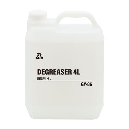 半透明の4Lポリ容器の正面。取っ手付きで、白いラベルにAUGマーク、DEGREASER 4L、脱脂剤 4L、品番GY-86と書かれている。