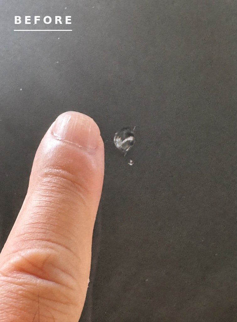 補修前のフロントガラスの飛び石キズ。指先と比べた大きさ