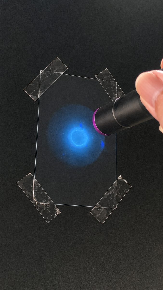 UVブラックライトを当てて補修液（レジン液）を硬化させている様子