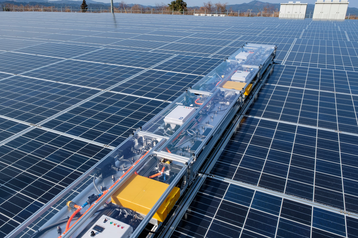 太陽光パネル上を走行する専用洗浄機