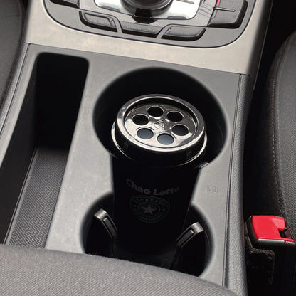 使用イメージ写真。車のセンターコンソールのドリンクホルダーに本体を置いた状態